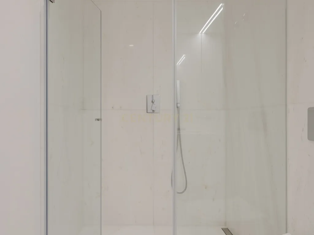 Apartamento de luxo; três suites e três varandas, com uma sala de 40 m2 em plano aberto e uma garagem no coração de Lisboa. - Image 6