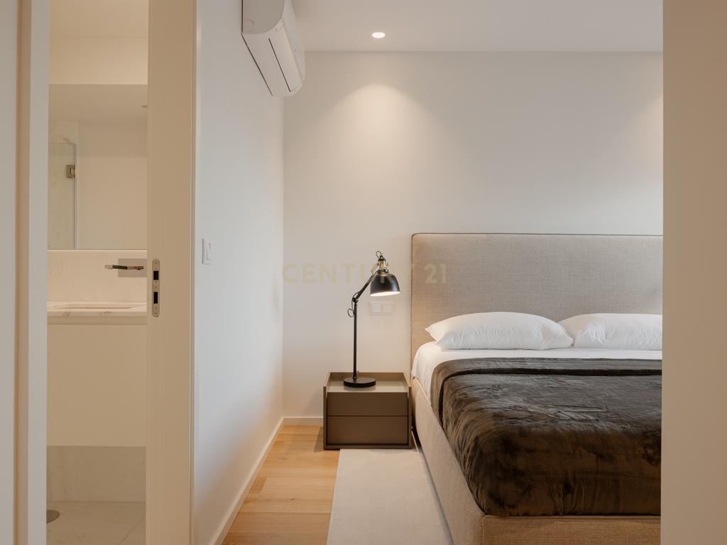 Apartamento de luxo; três suites e três varandas, com uma sala de 40 m2 em plano aberto e uma garagem no coração de Lisboa. - Image 14