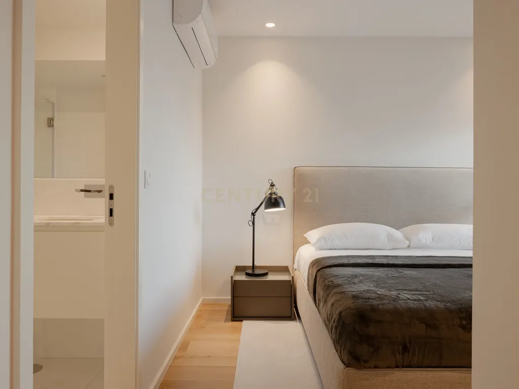 Apartamento de luxo; três suites e três varandas, com uma sala de 40 m2 em plano aberto e uma garagem no coração de Lisboa. - Image 14