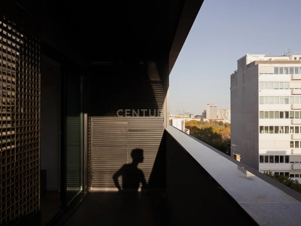 Apartamento de luxo; três suites e três varandas, com uma sala de 40 m2 em plano aberto e uma garagem no coração de Lisboa. - Image 15