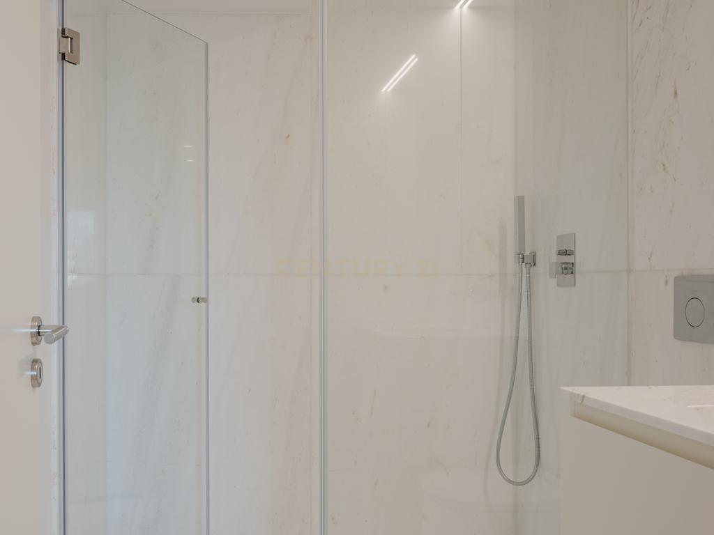 Apartamento de luxo; três suites e três varandas, com uma sala de 40 m2 em plano aberto e uma garagem no coração de Lisboa. - Image 30