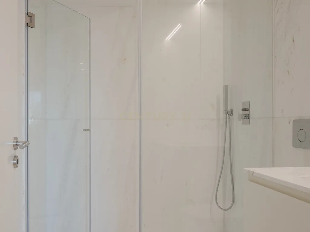 Apartamento de luxo; três suites e três varandas, com uma sala de 40 m2 em plano aberto e uma garagem no coração de Lisboa. - Image 30