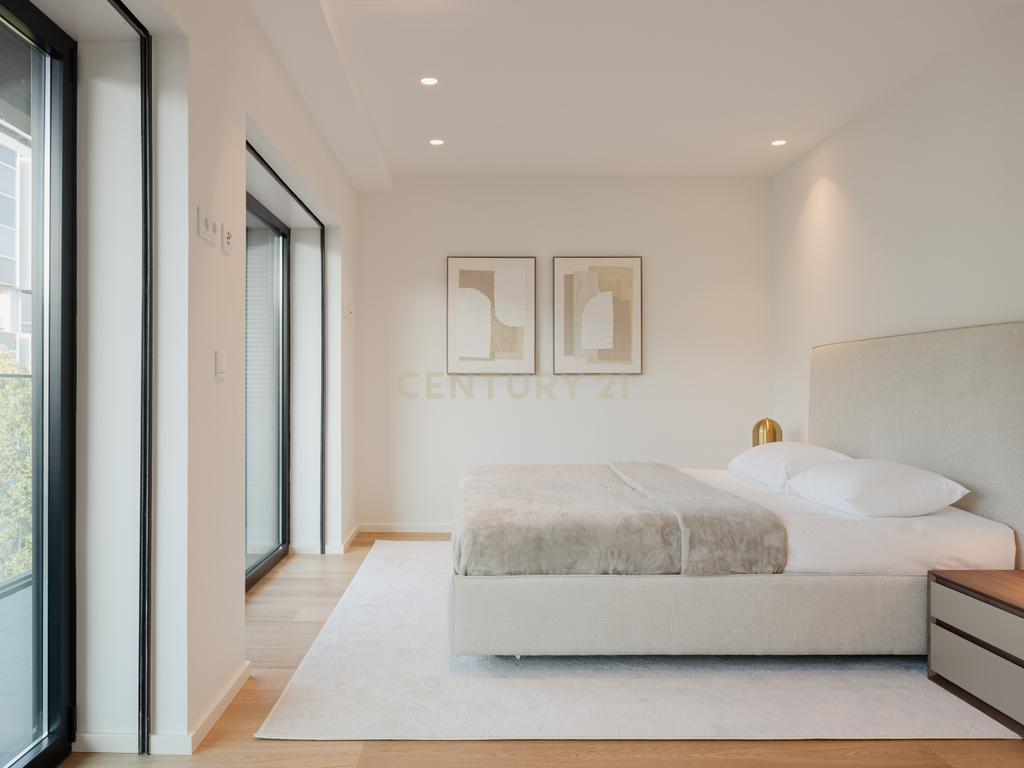 Apartamento de luxo; três suites e três varandas, com uma sala de 40 m2 em plano aberto e uma garagem no coração de Lisboa. - Image 13