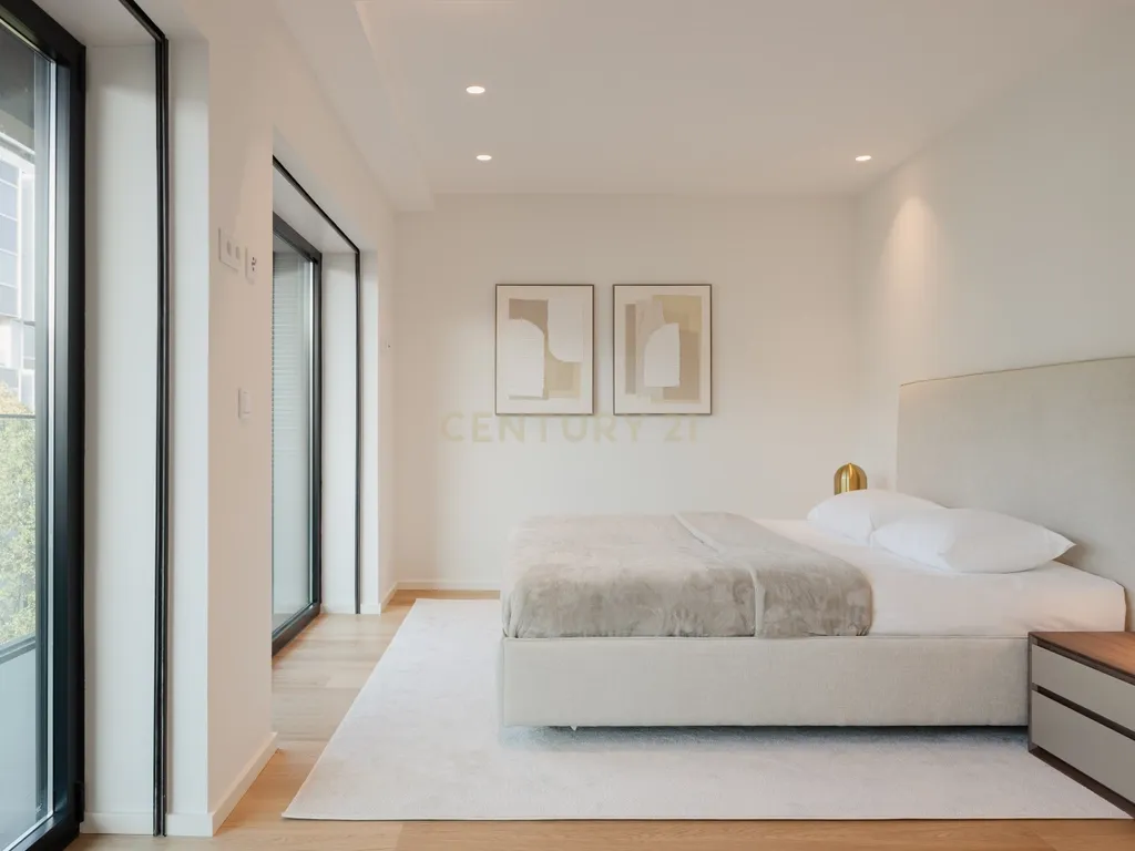 Apartamento de luxo; três suites e três varandas, com uma sala de 40 m2 em plano aberto e uma garagem no coração de Lisboa. - Image 13