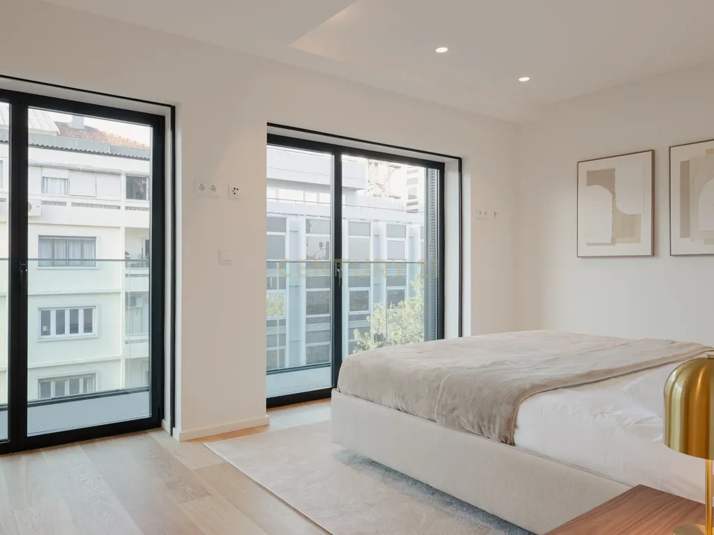 Apartamento de luxo; três suites e três varandas, com uma sala de 40 m2 em plano aberto e uma garagem no coração de Lisboa. - Image 32