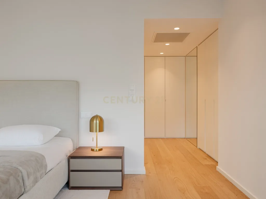 Apartamento de luxo; três suites e três varandas, com uma sala de 40 m2 em plano aberto e uma garagem no coração de Lisboa. - Image 21