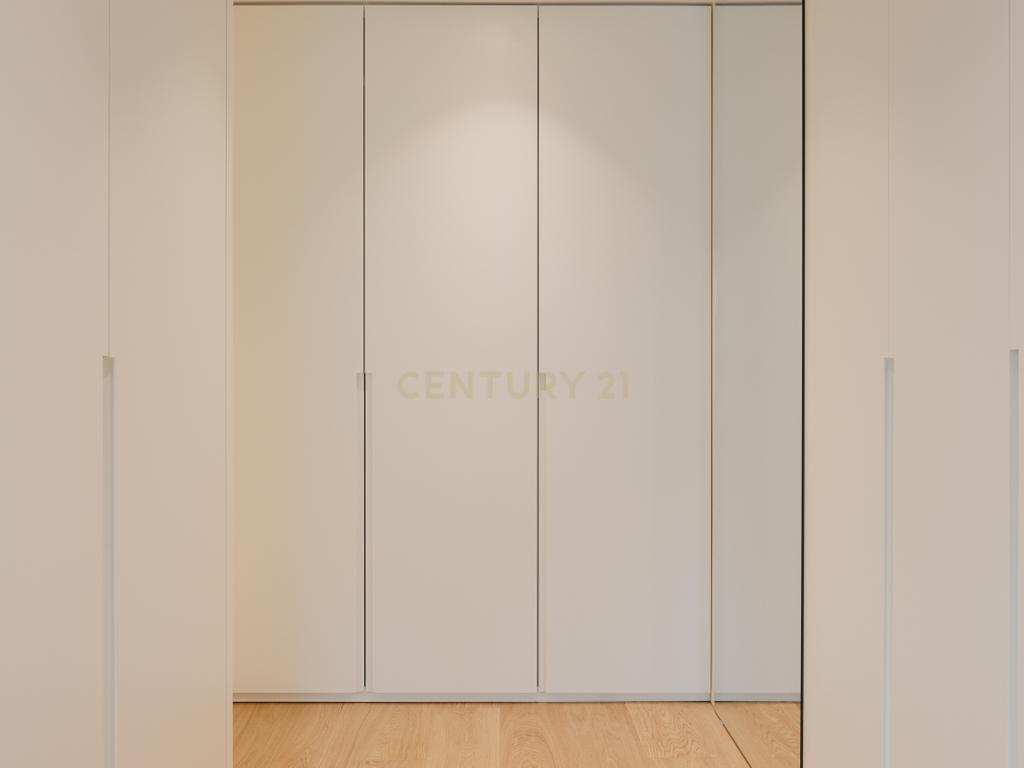 Apartamento de luxo; três suites e três varandas, com uma sala de 40 m2 em plano aberto e uma garagem no coração de Lisboa. - Image 7