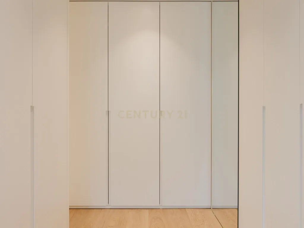 Apartamento de luxo; três suites e três varandas, com uma sala de 40 m2 em plano aberto e uma garagem no coração de Lisboa. - Image 7