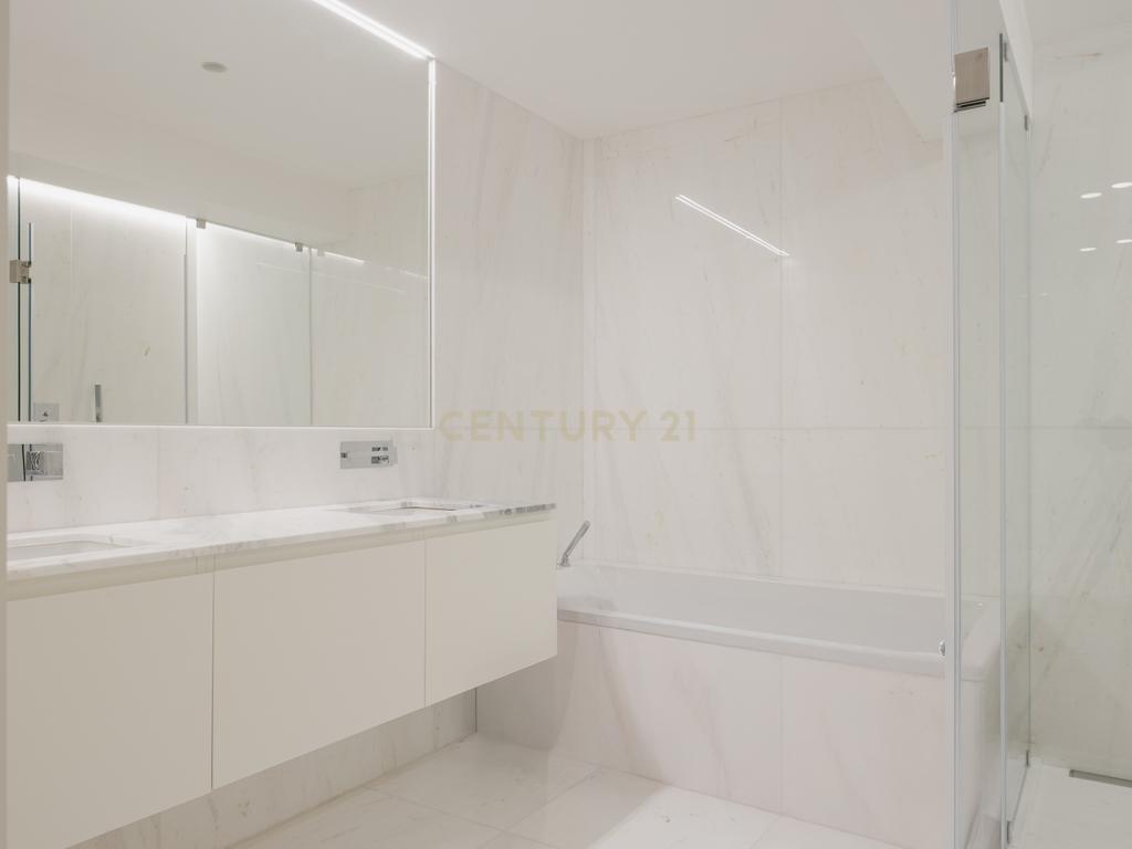Apartamento de luxo; três suites e três varandas, com uma sala de 40 m2 em plano aberto e uma garagem no coração de Lisboa. - Image 4