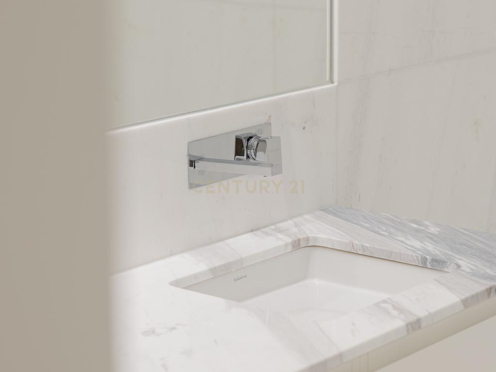 Apartamento de luxo; três suites e três varandas, com uma sala de 40 m2 em plano aberto e uma garagem no coração de Lisboa. - Image 24