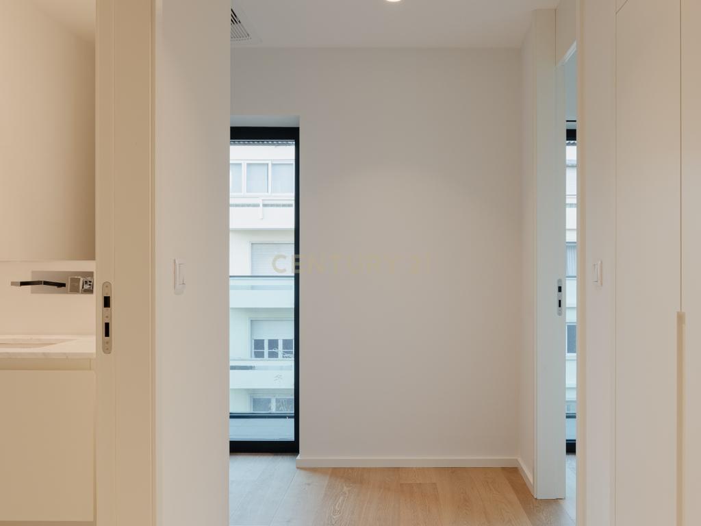 Apartamento de luxo; três suites e três varandas, com uma sala de 40 m2 em plano aberto e uma garagem no coração de Lisboa. - Image 20