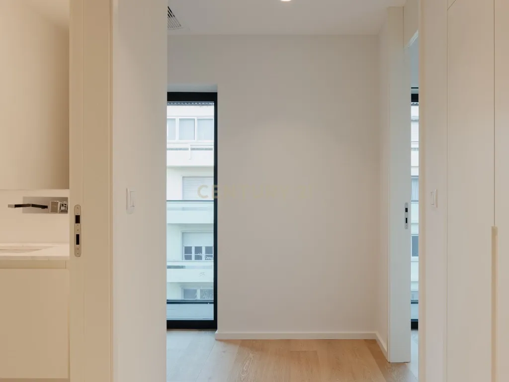 Apartamento de luxo; três suites e três varandas, com uma sala de 40 m2 em plano aberto e uma garagem no coração de Lisboa. - Image 20
