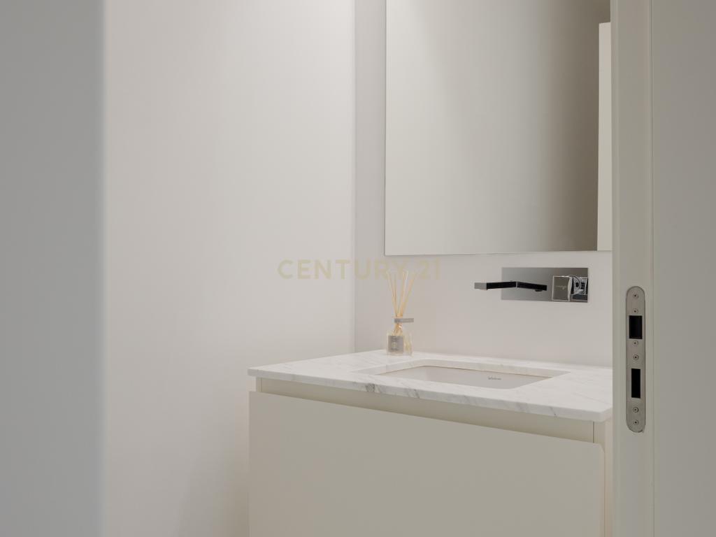 Apartamento de luxo; três suites e três varandas, com uma sala de 40 m2 em plano aberto e uma garagem no coração de Lisboa. - Image 23