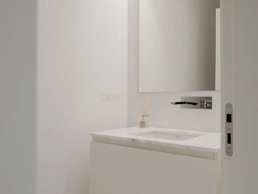 Apartamento de luxo; três suites e três varandas, com uma sala de 40 m2 em plano aberto e uma garagem no coração de Lisboa. - Image 23