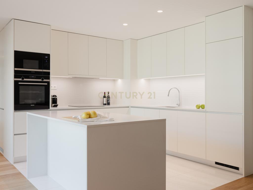 Apartamento de luxo; três suites e três varandas, com uma sala de 40 m2 em plano aberto e uma garagem no coração de Lisboa. - Image 12