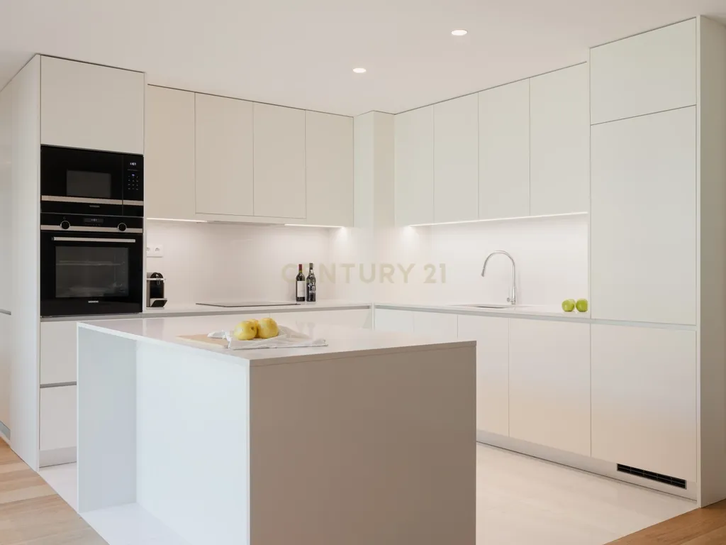 Apartamento de luxo; três suites e três varandas, com uma sala de 40 m2 em plano aberto e uma garagem no coração de Lisboa. - Image 12