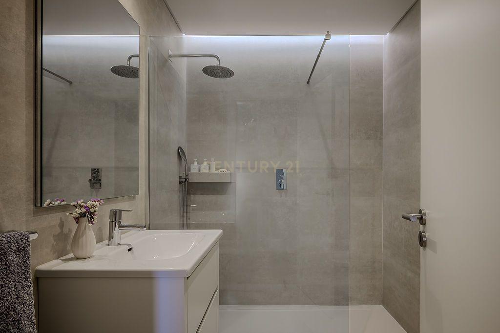 T2 Estoril remodelado com Terraço em Condomínio Privado - Image 14
