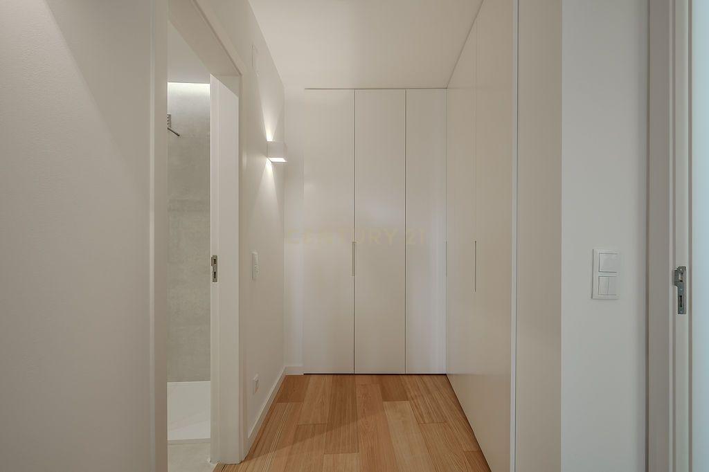 T2 Estoril remodelado com Terraço em Condomínio Privado - Image 9