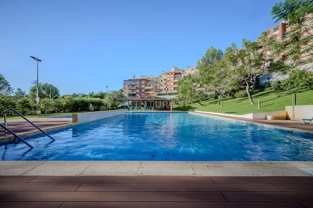 T2 Estoril remodelado com Terraço em Condomínio Privado - Image 21