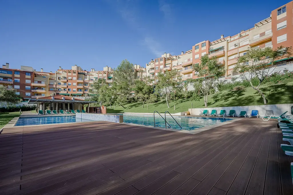 T2 Estoril remodelado com Terraço em Condomínio Privado - Image 23