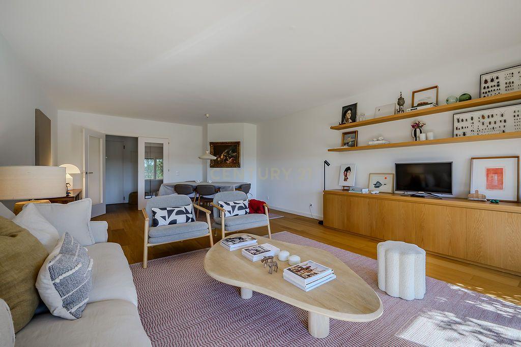 T2 Estoril remodelado com Terraço em Condomínio Privado - Image 2