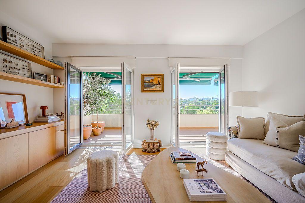 T2 Estoril remodelado com Terraço em Condomínio Privado - Image 1