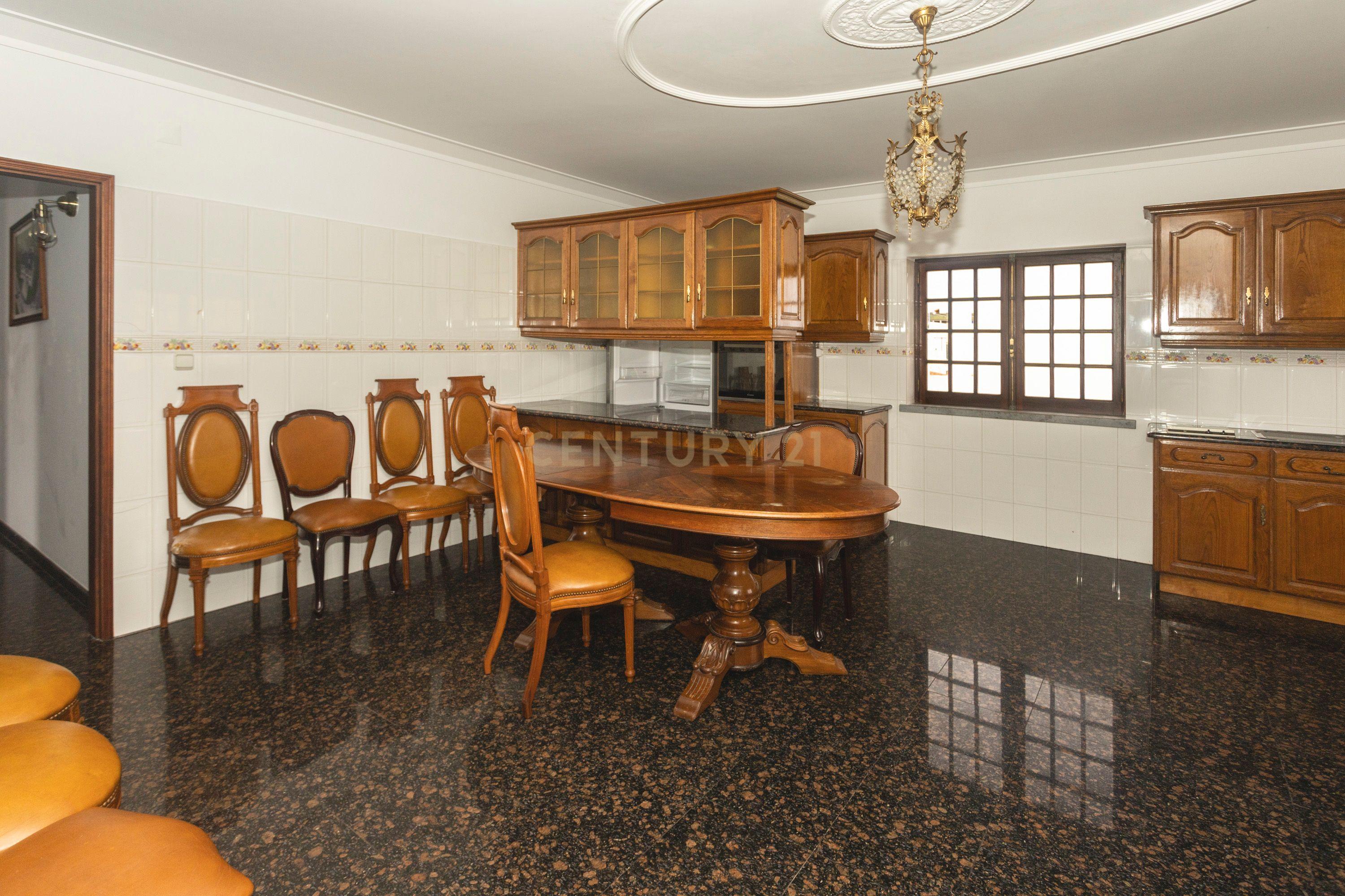 Apartamento T4 está localizado na Areia Branca - Image 10