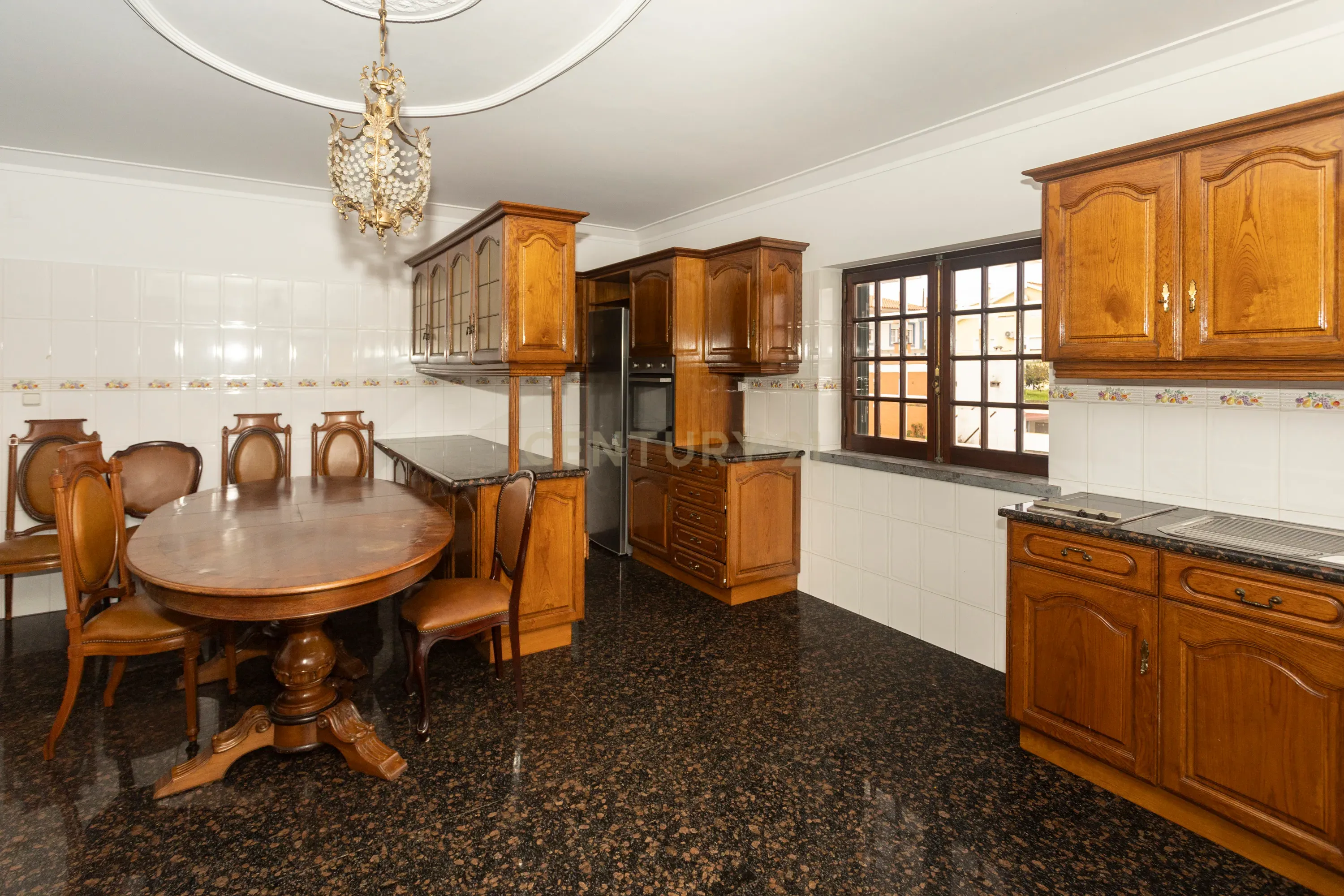 Apartamento T4 está localizado na Areia Branca - Image 12