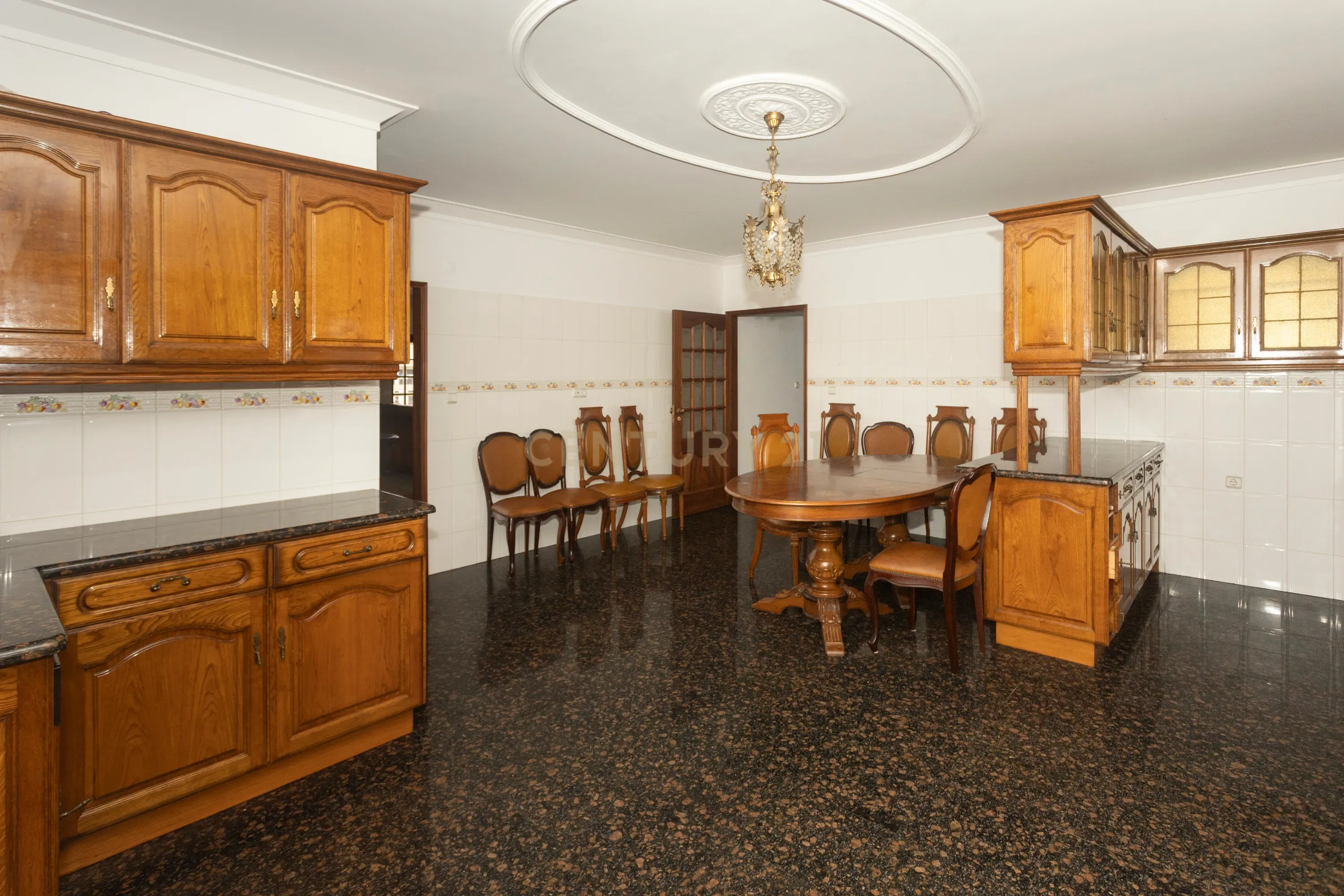 Apartamento T4 está localizado na Areia Branca - Image 8
