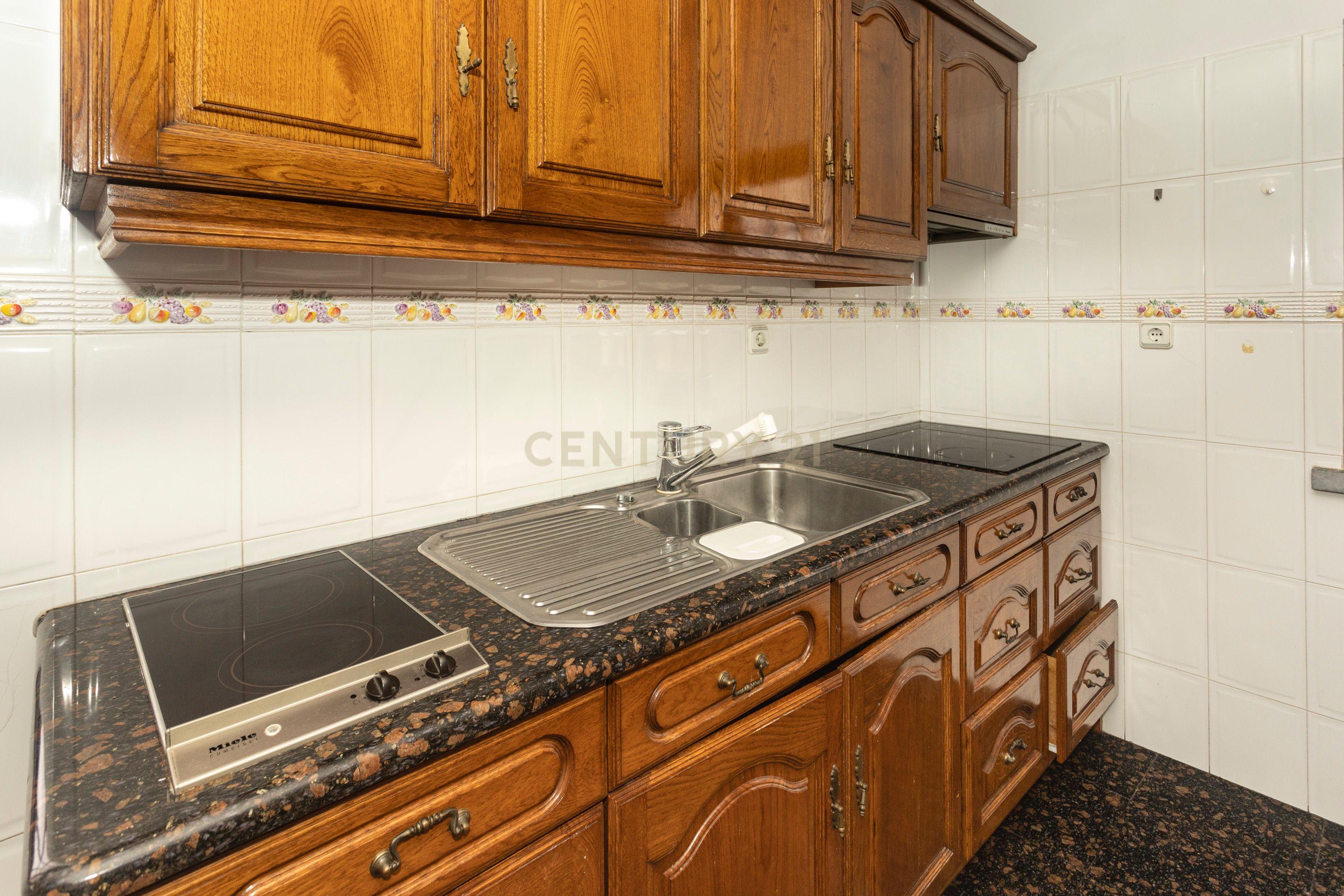 Apartamento T4 está localizado na Areia Branca - Image 9