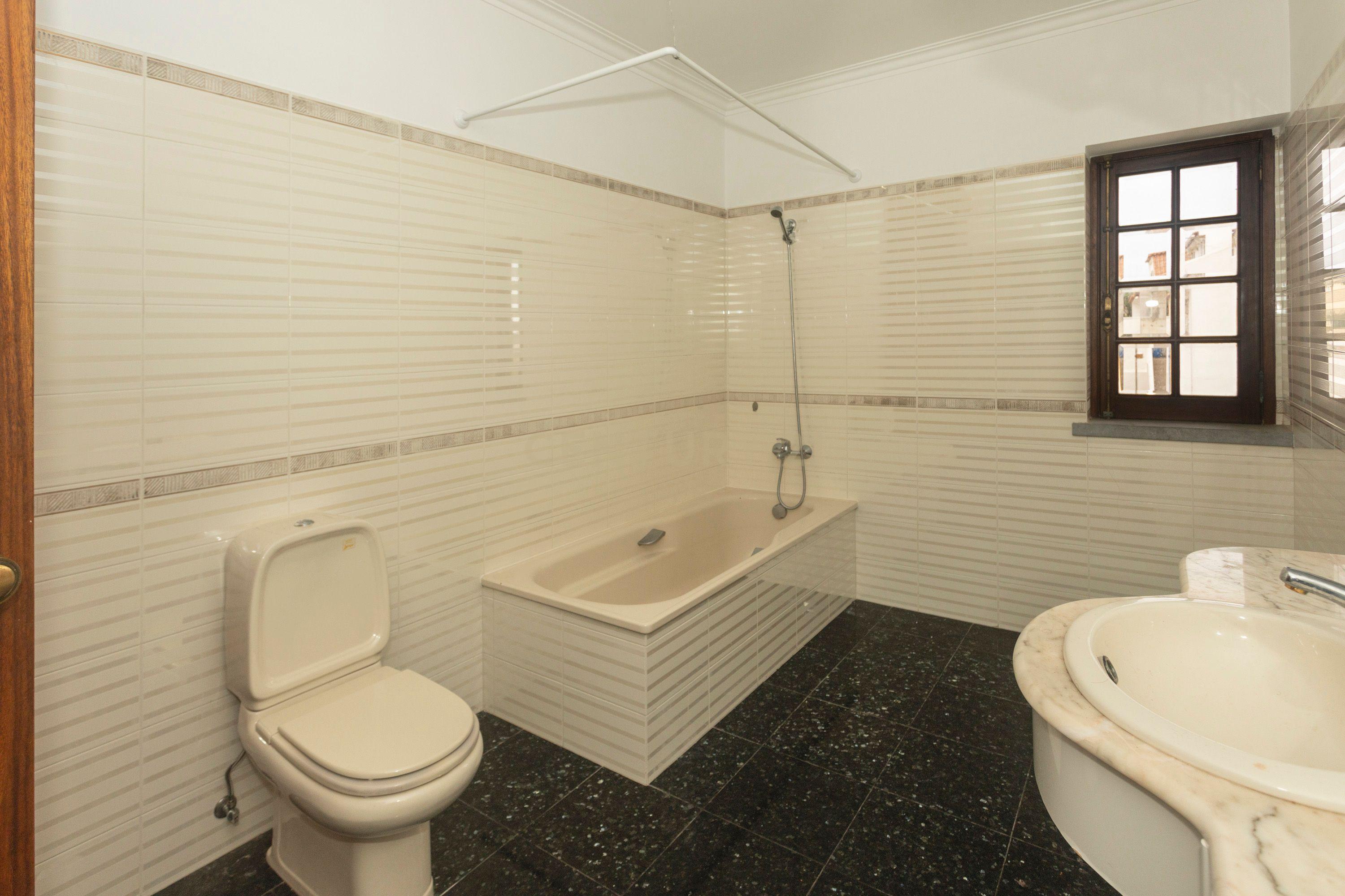 Apartamento T4 está localizado na Areia Branca - Image 21
