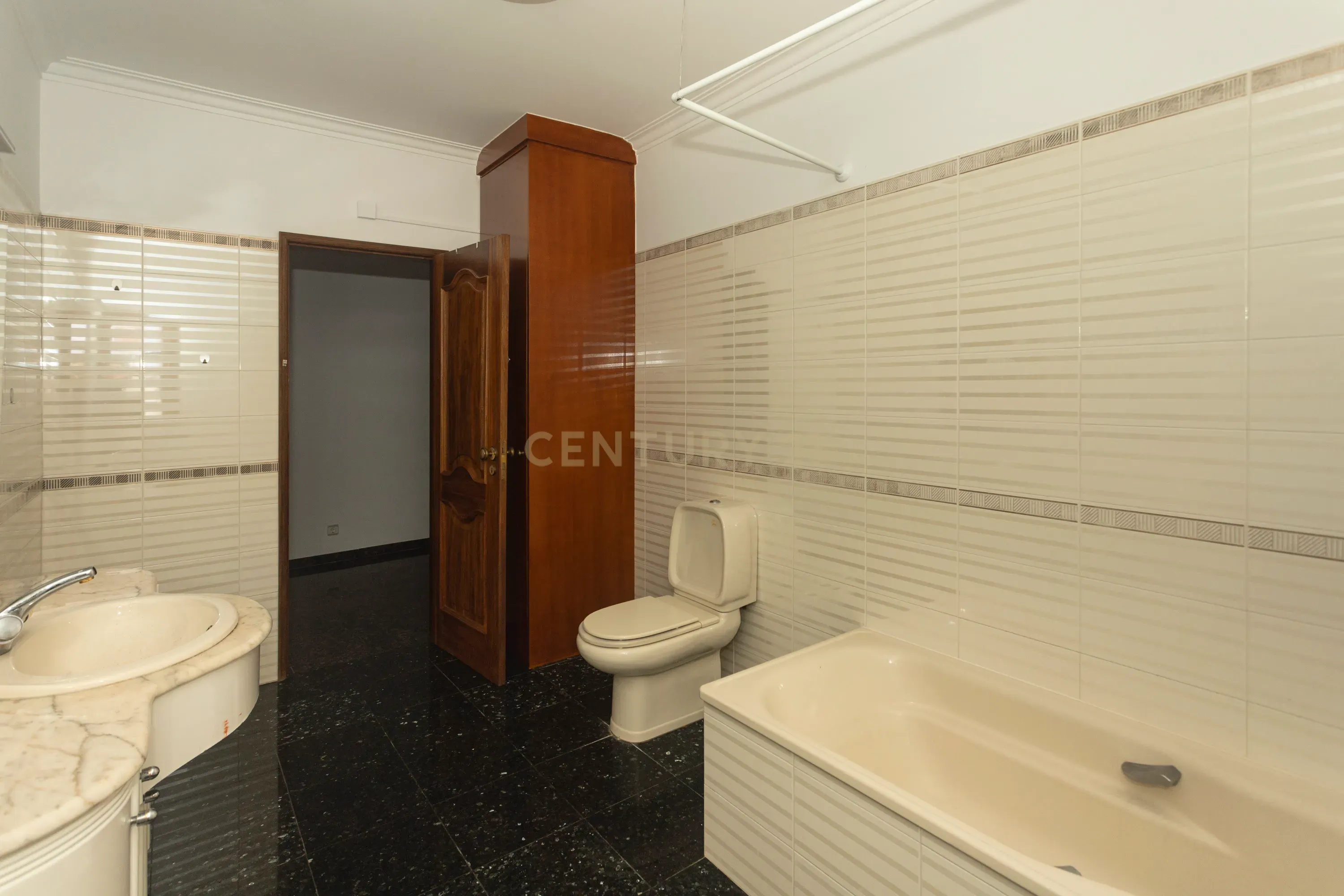 Apartamento T4 está localizado na Areia Branca - Image 23