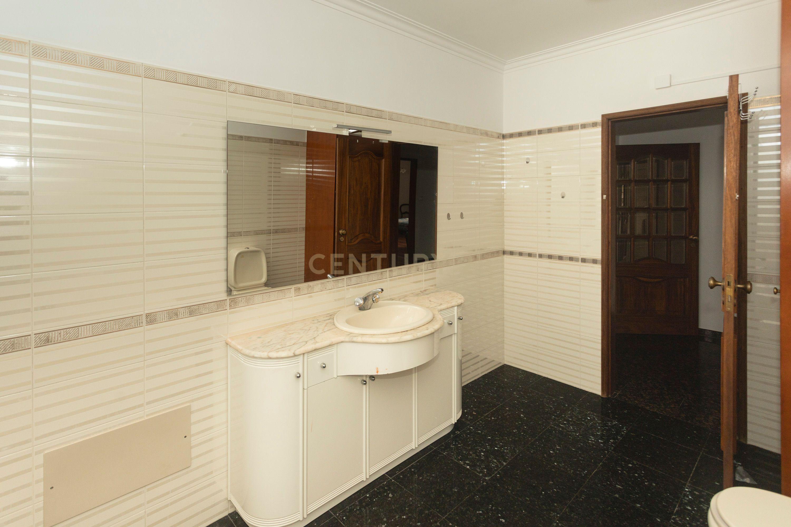 Apartamento T4 está localizado na Areia Branca - Image 22