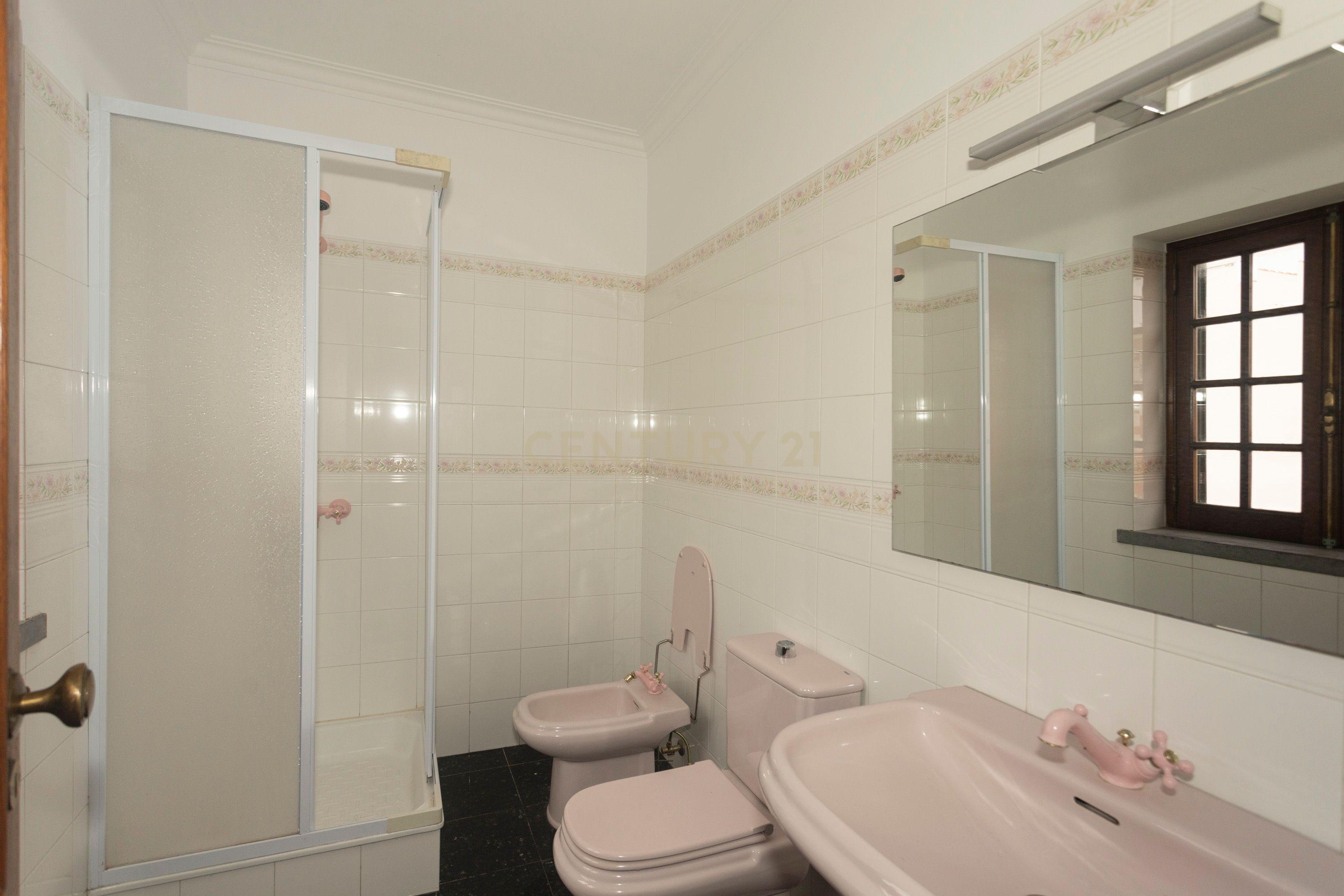 Apartamento T4 está localizado na Areia Branca - Image 24