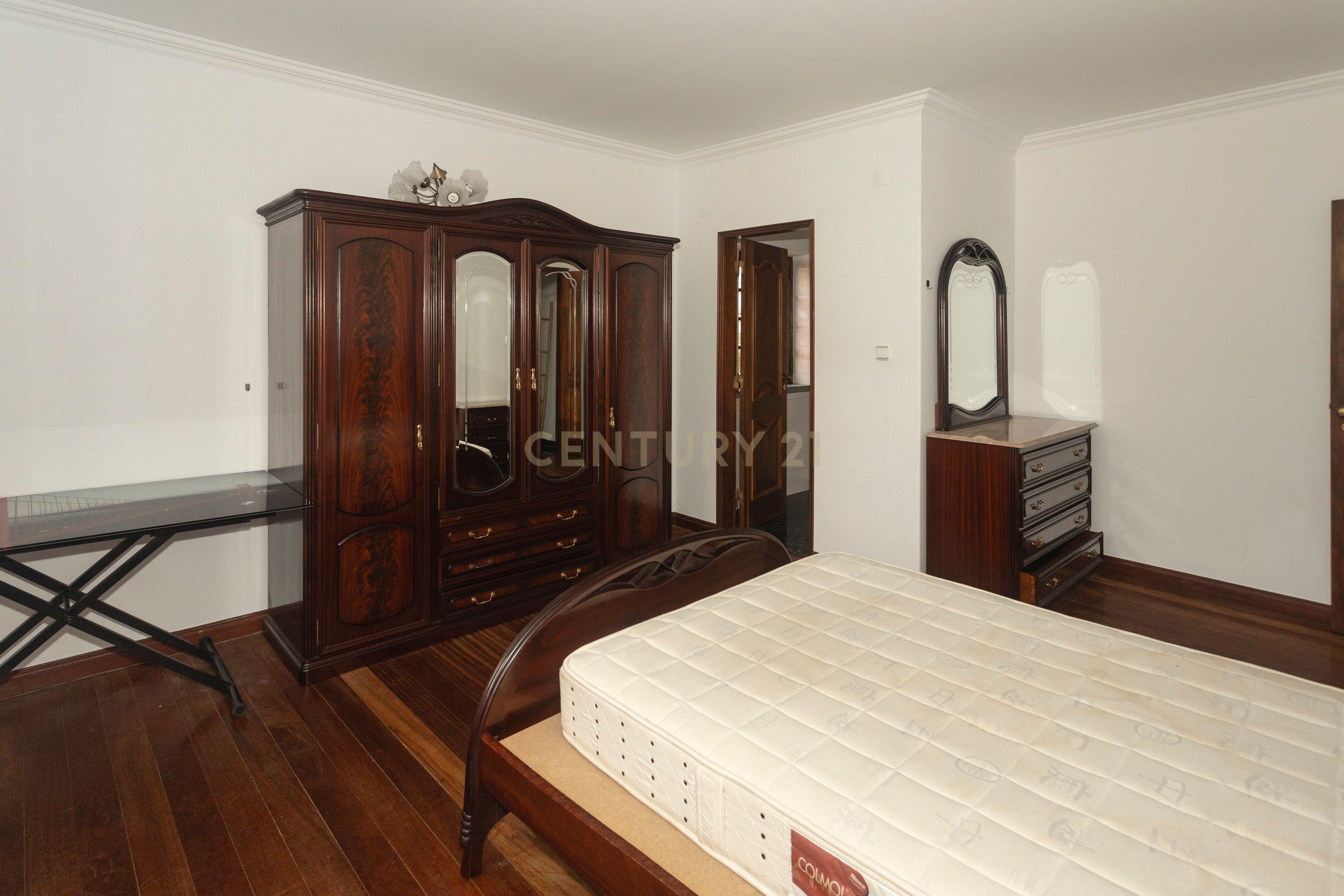 Apartamento T4 está localizado na Areia Branca - Image 28