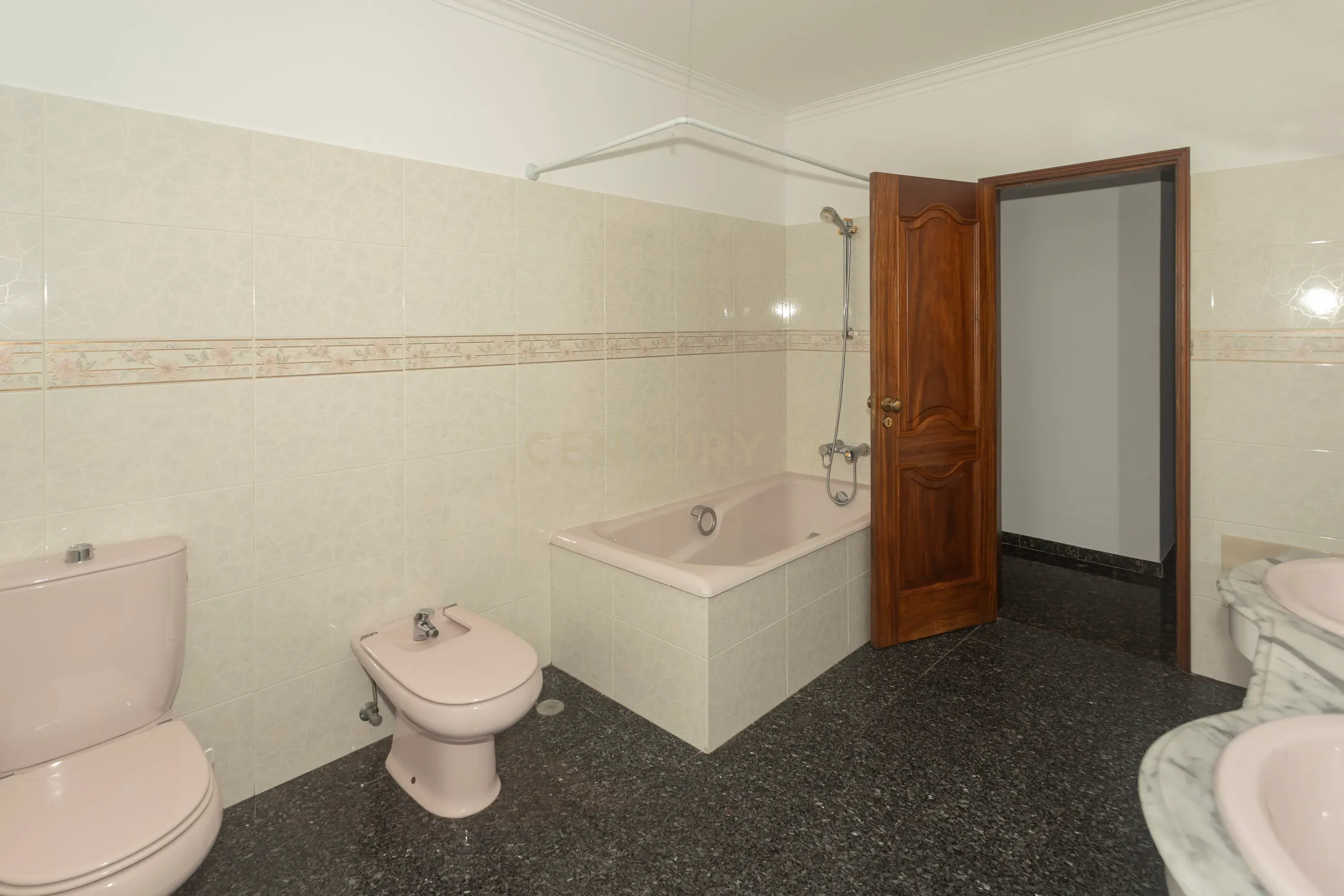 Apartamento T4 está localizado na Areia Branca - Image 26