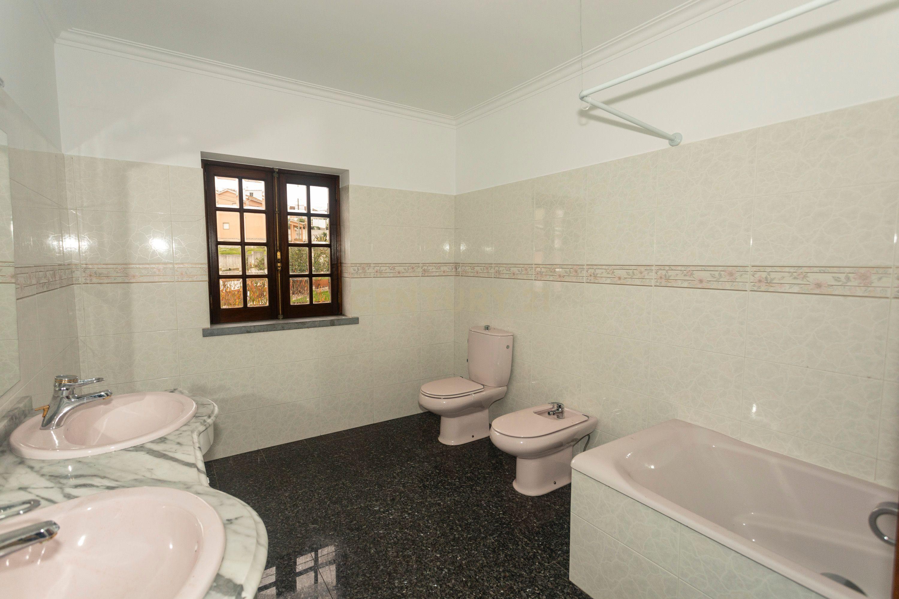 Apartamento T4 está localizado na Areia Branca - Image 30