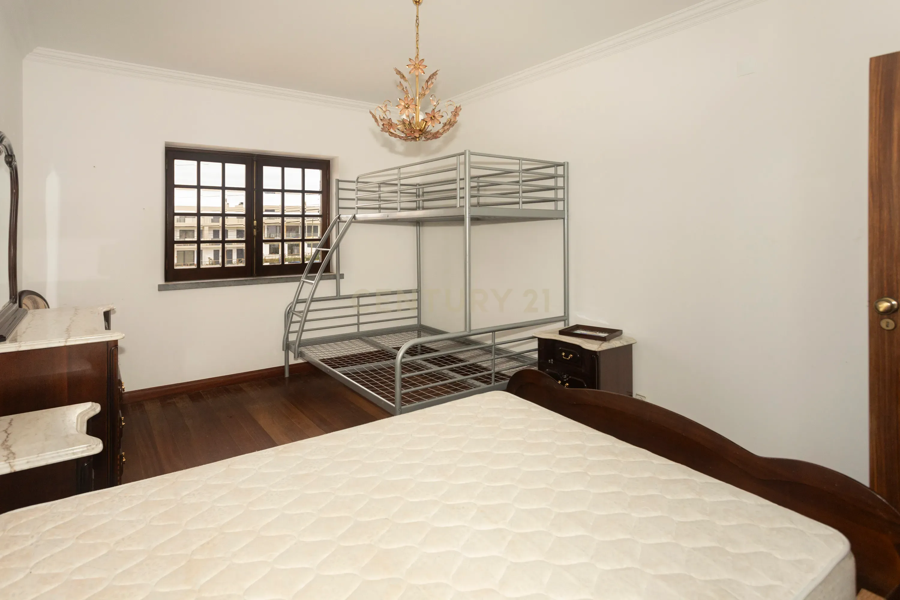 Apartamento T4 está localizado na Areia Branca - Image 33