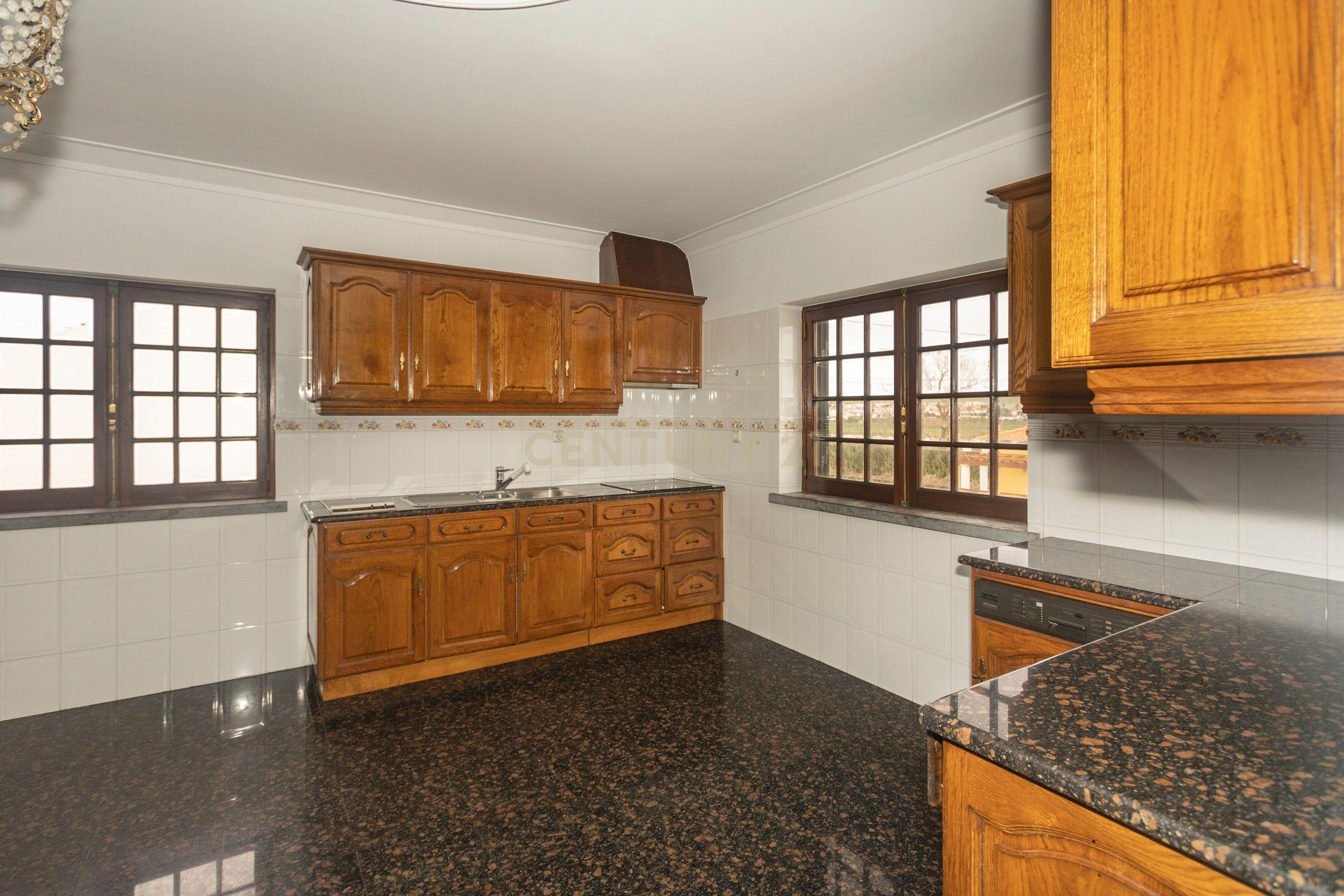 Apartamento T4 está localizado na Areia Branca - Image 15