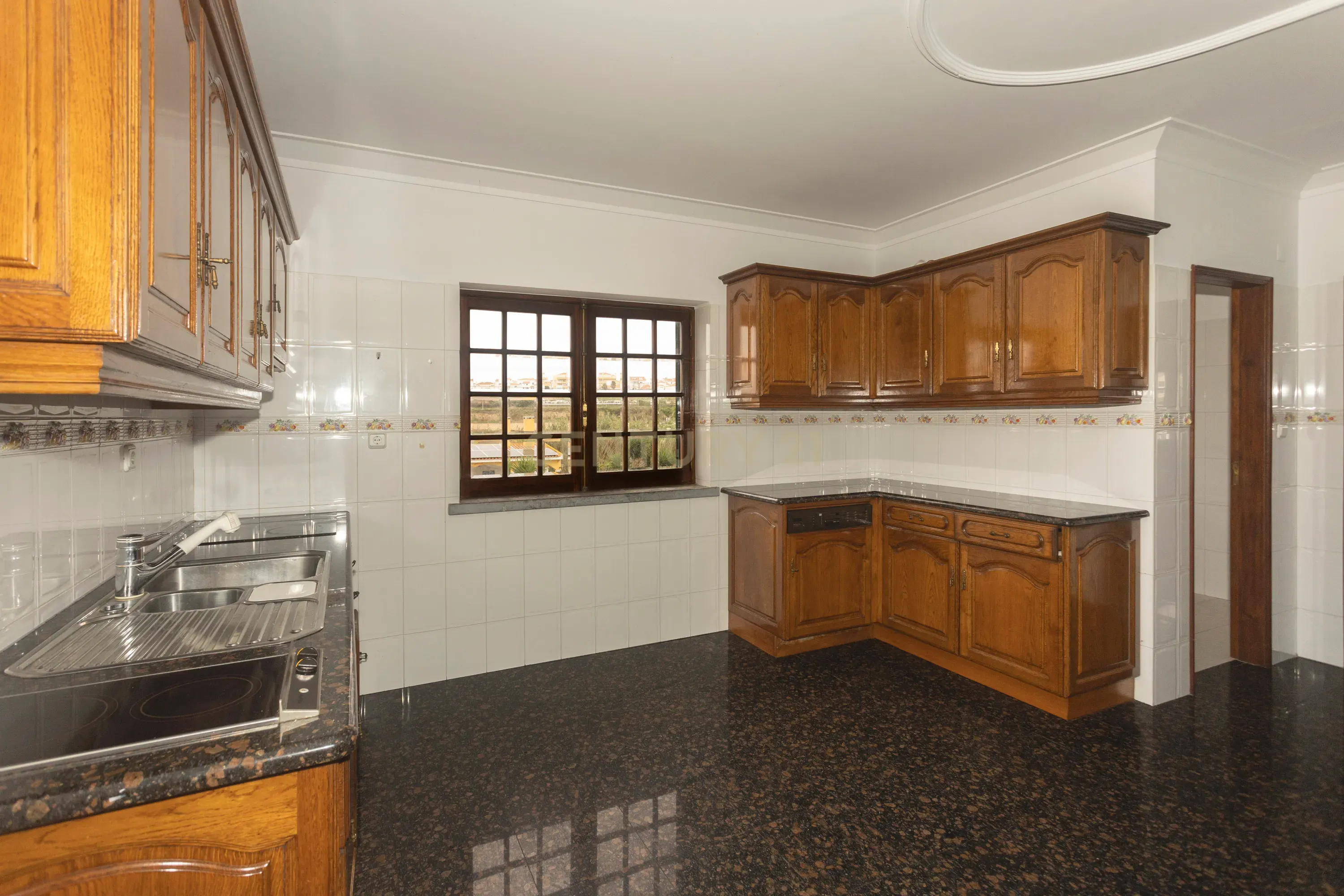 Apartamento T4 está localizado na Areia Branca - Image 14