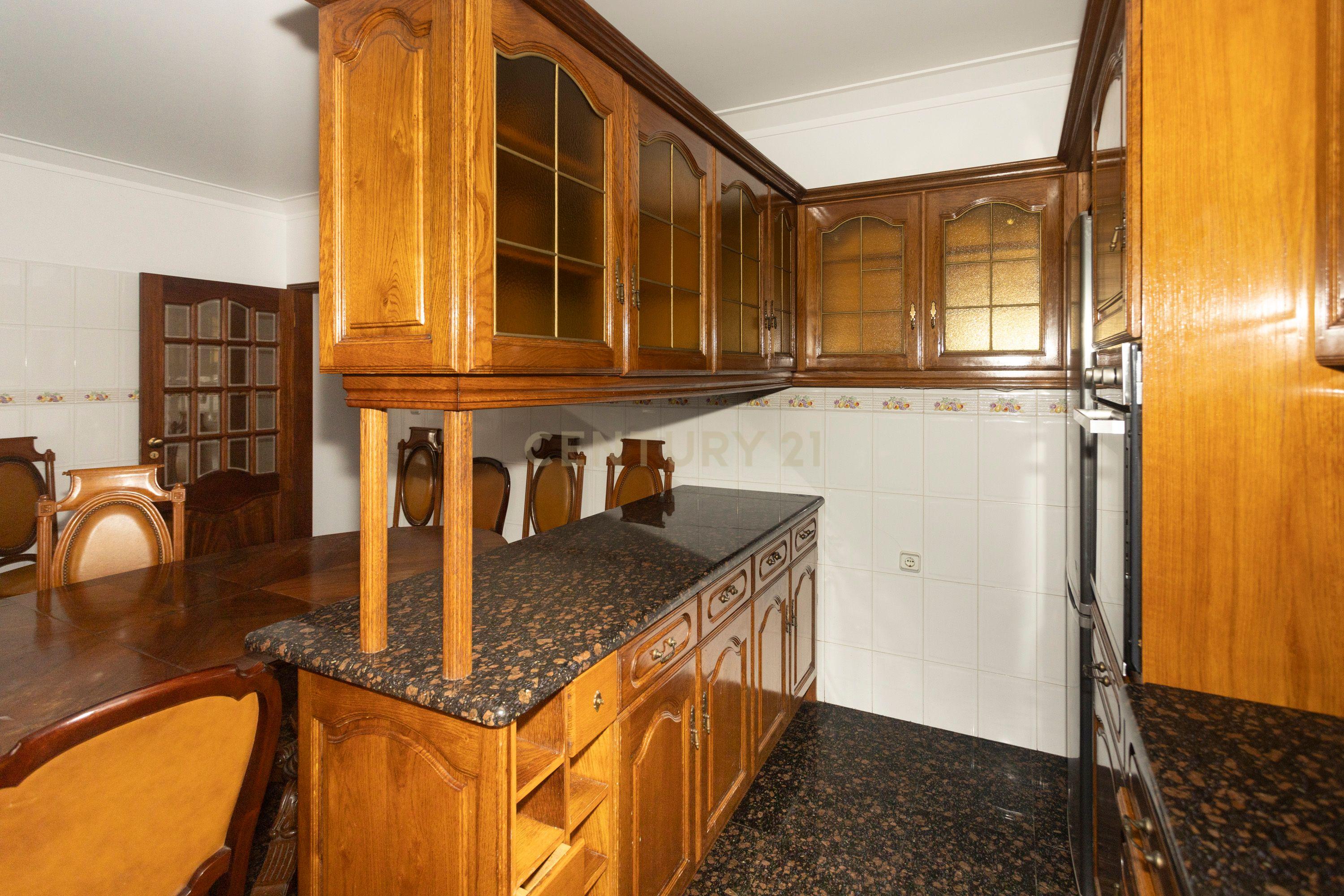 Apartamento T4 está localizado na Areia Branca - Image 13
