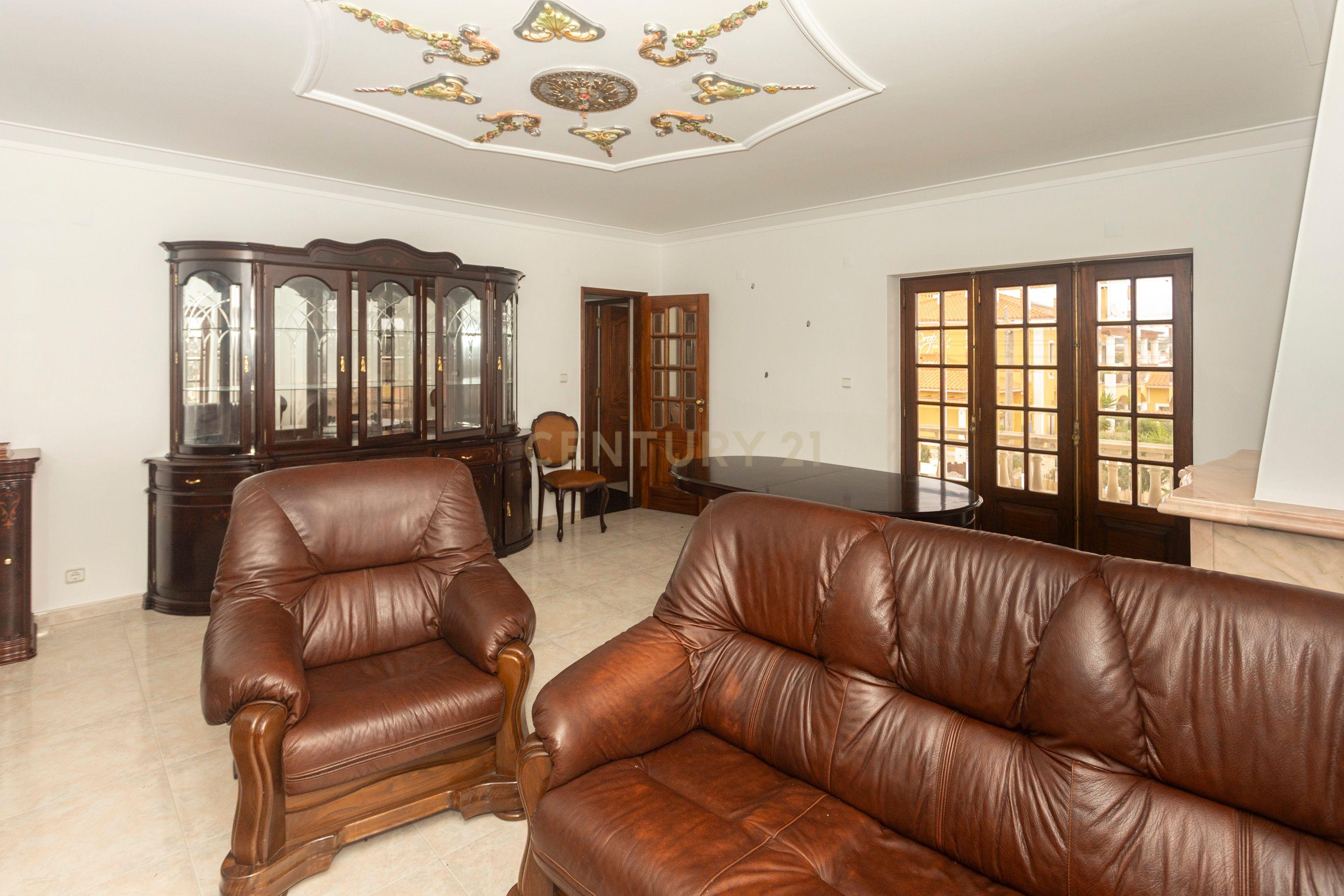 Apartamento T4 está localizado na Areia Branca - Image 5