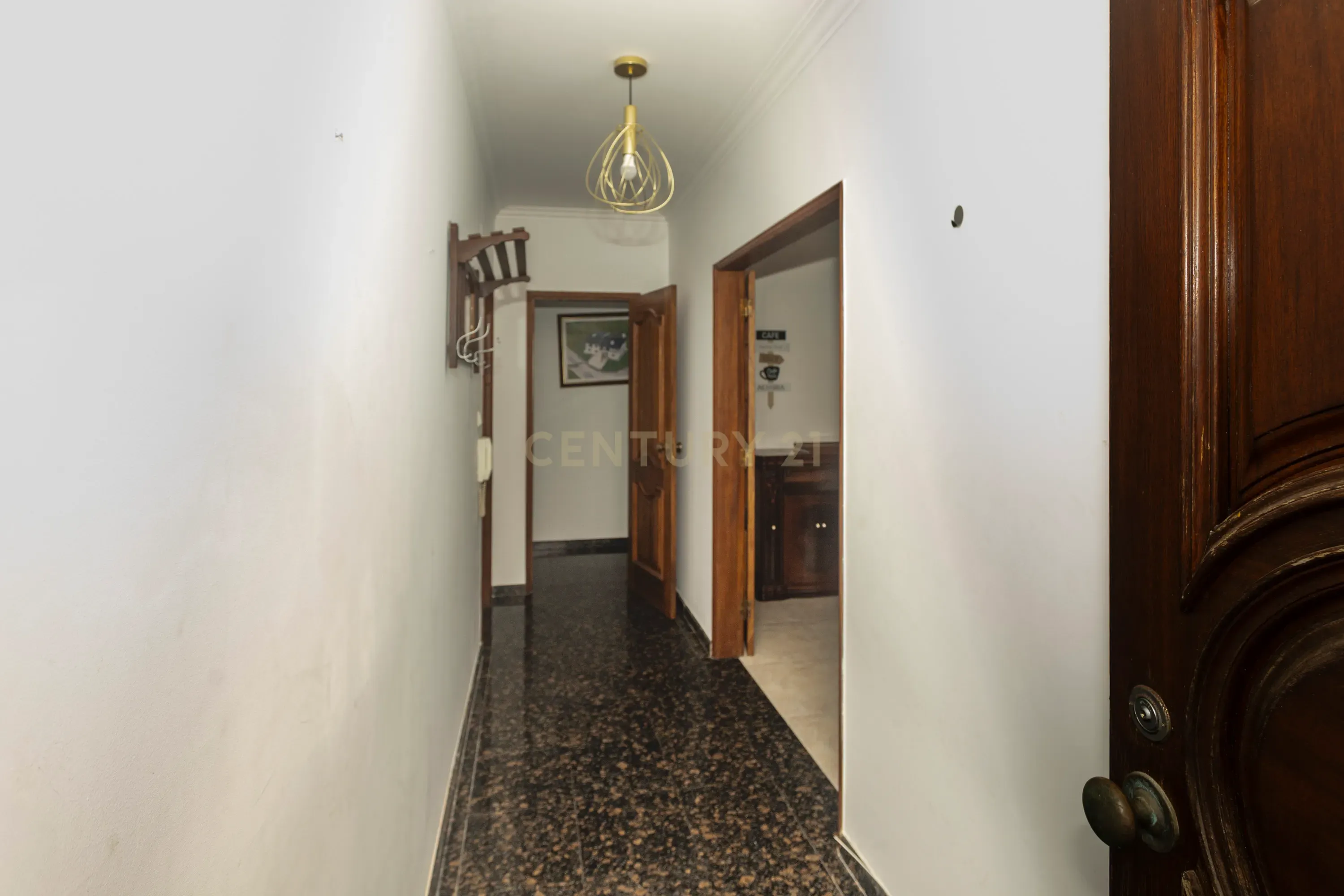 Apartamento T4 está localizado na Areia Branca - Image 18