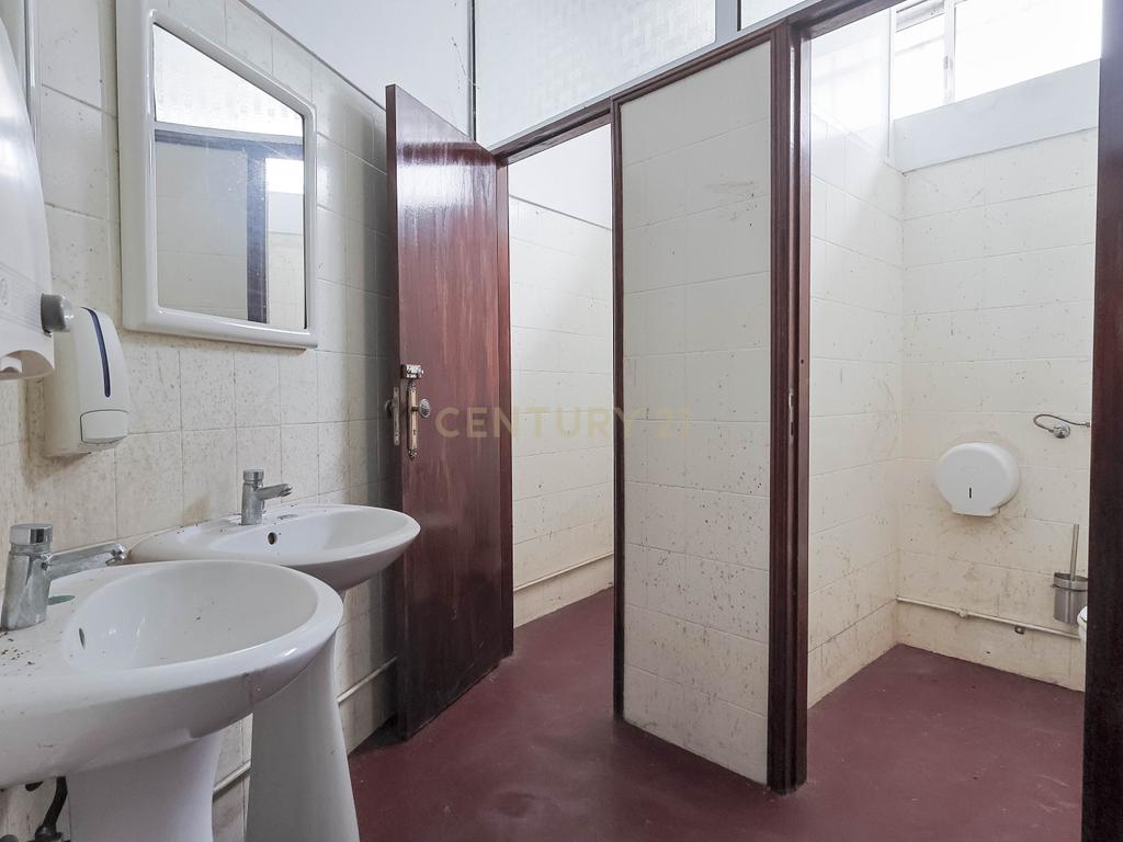 ✨🏢 Excelente Espaço Comercial com 8 Lojas — Localização Estratégica! 🗺️📍 - Image 17