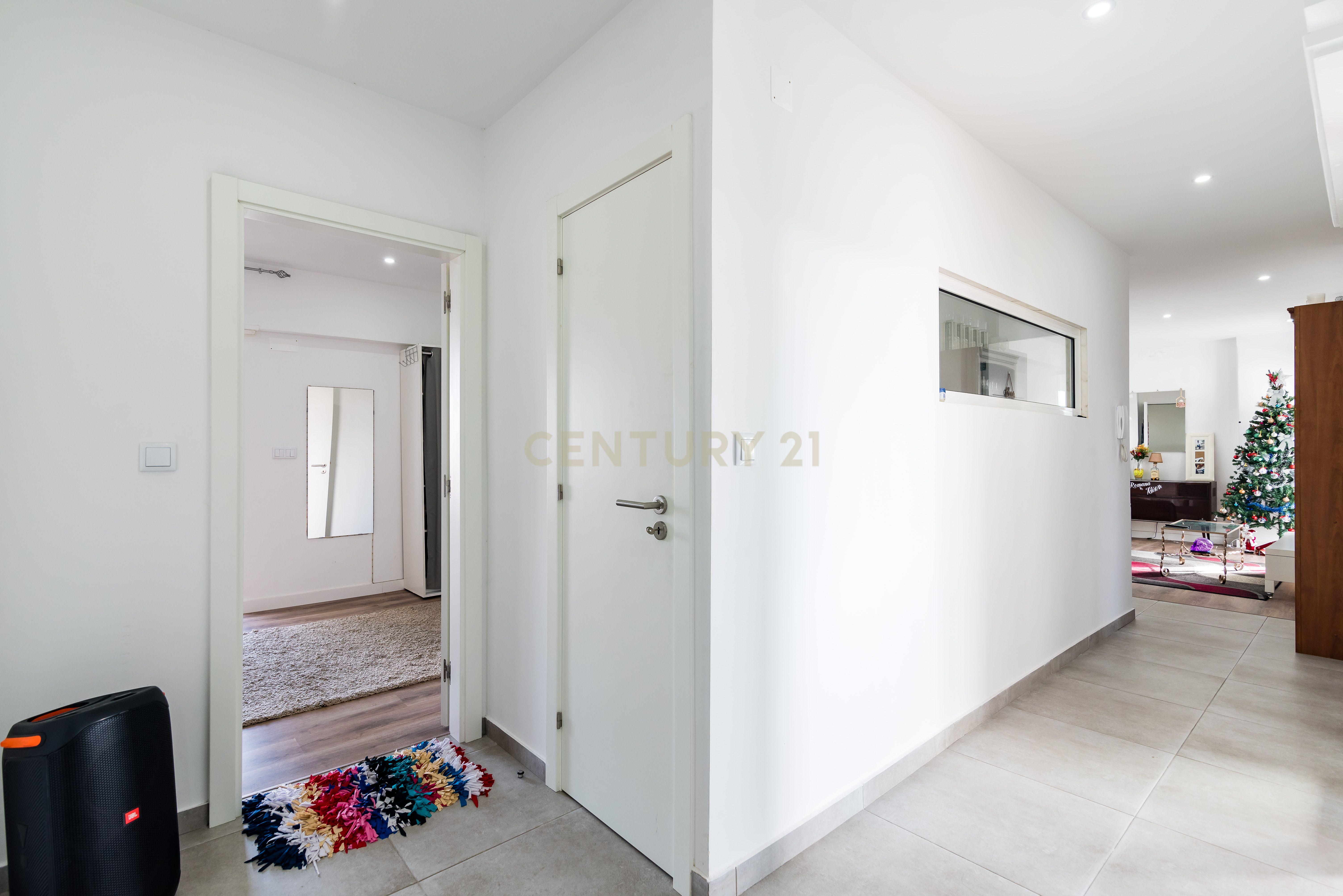 Duplex Renovado com Terraços em Mem-Martins - Image 11