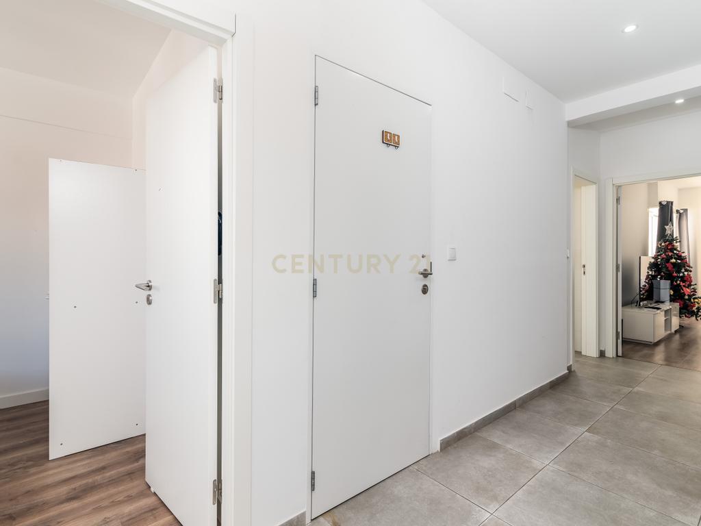 Duplex Renovado com Terraços em Mem-Martins - Image 10
