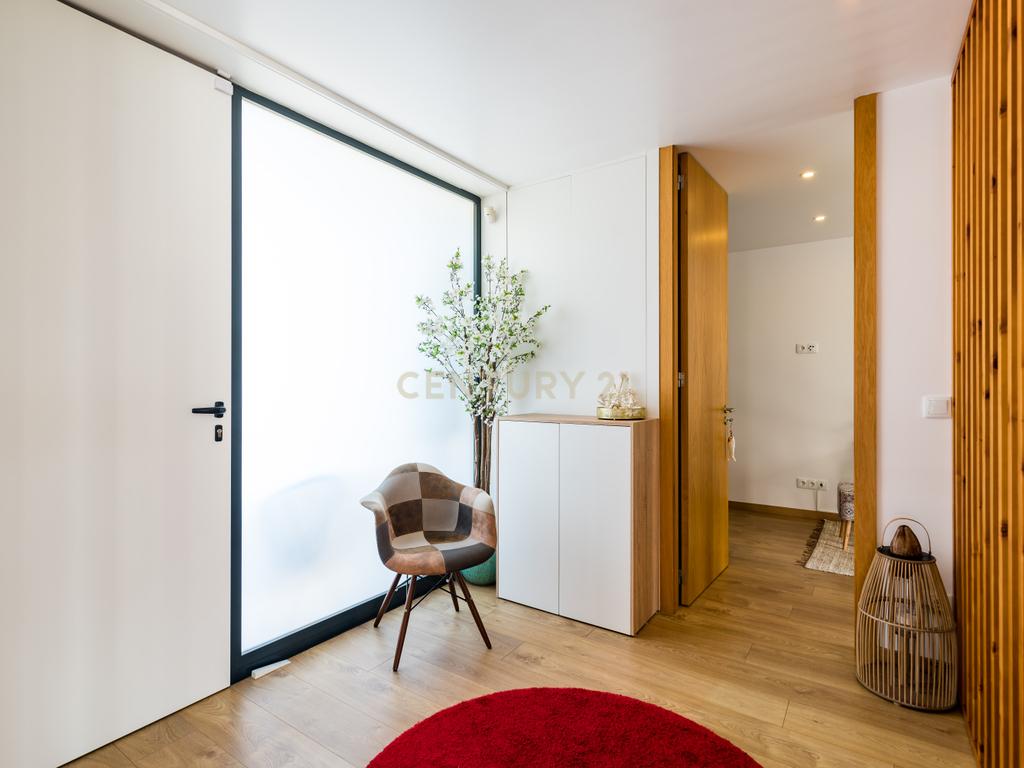 Moradia T3+2 | Sesimbra com Piscina, Jacuzzi, duas Pérgulas Bioclimáticas e muito mais. - Image 34