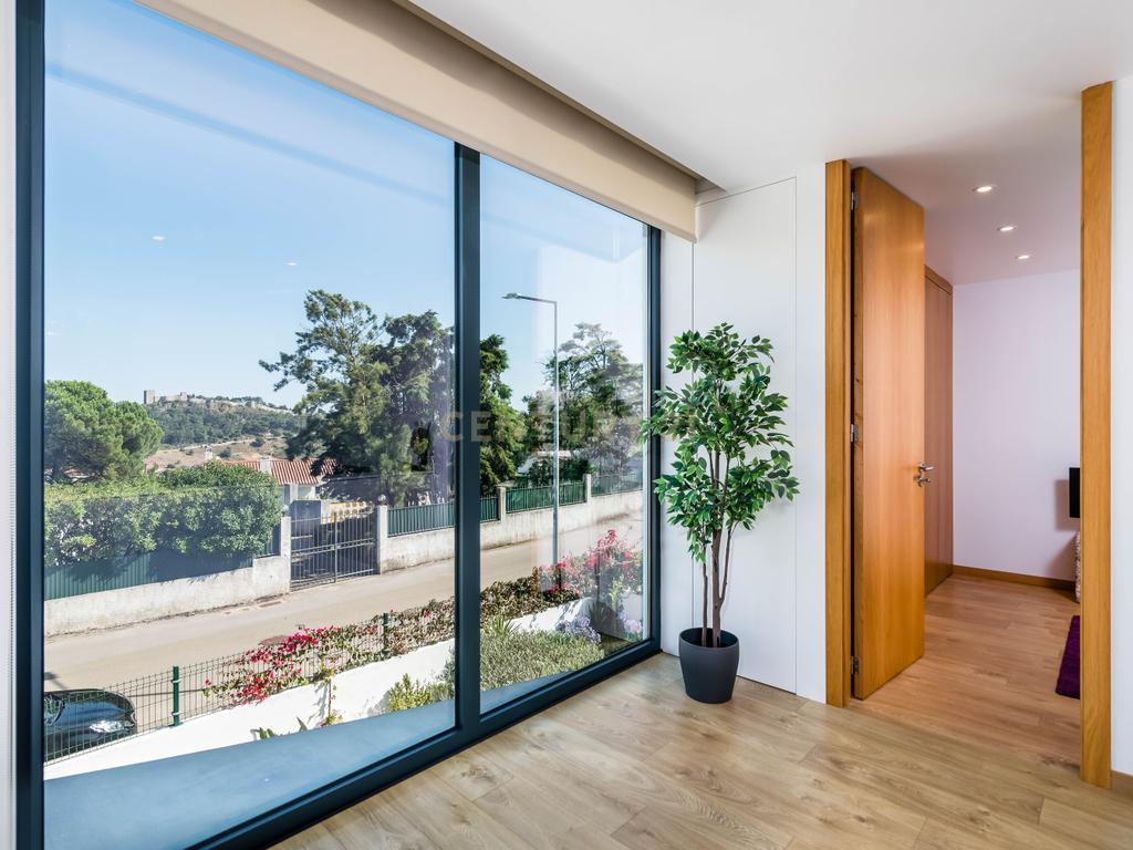 Moradia T3+2 | Sesimbra com Piscina, Jacuzzi, duas Pérgulas Bioclimáticas e muito mais. - Image 31