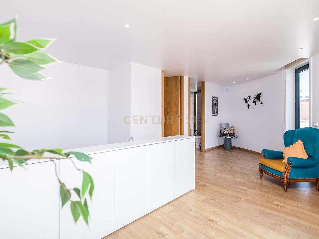 Moradia T3+2 | Sesimbra com Piscina, Jacuzzi, duas Pérgulas Bioclimáticas e muito mais. - Image 32