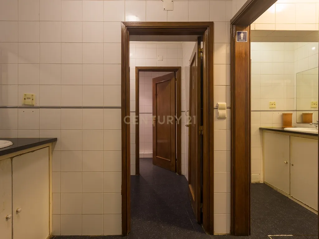 Loja com 360m2 e Extração de Fumos nos Olivais - Image 16